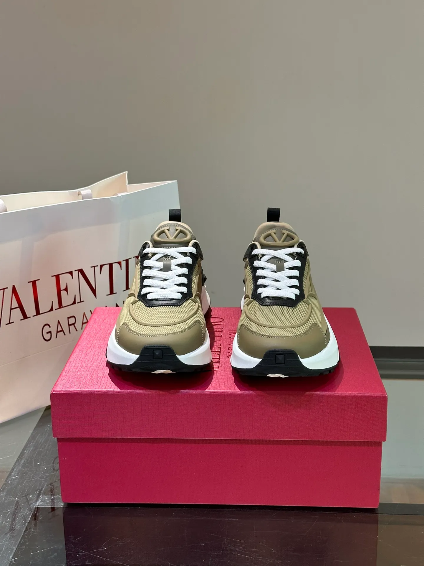 P520¥ Valentino/Valentino GaravaniTotaloopV logo new sports shoes, with leather details, silk screen printing on the tongue, combined with outsole, really easy to wear and very comfortable ~ Comes with 5 cm height increase✔️A must-have pair for fashionable men and beautiful women in summer! Size: 38-46